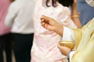 sacerdote comemoro massa às a Igreja foto