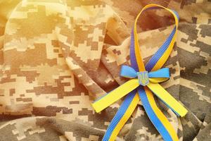 tecido de camuflagem militar com listras ucranianas na fita foto