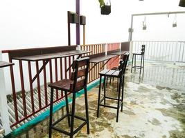 cadeiras e mesas às a ao ar livre cafeteria foto