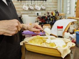 chefe de cozinha prepara suflê do batatas, abobrinha, couve-flor e amarelo queijo de acordo com para francês receita foto