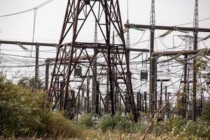 usina elétrica. estação de transmissão e distribuição de alta tensão. energia elétrica do fio. foto