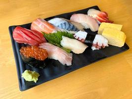 a Prêmio japonês Sushi conjunto Lugar, colocar em Preto prato com wasabi foto