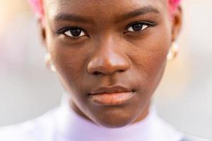 foco em a beleza olhos do uma jovem africano mulher foto