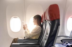 uma jovem mulher é viajando em avião foto