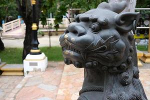 chinês bronze leão dentro frente do têmpora. foto