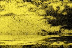 velho grunge concreto mesa com folhas sombra em parede dentro ouro tom. foto