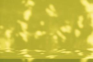 antiguidade ouro concreto mesa com natureza sombra em concreto parede textura fundo, adequado para Cosmético produtos apresentação pano de fundo, mostrar, e zombar acima. foto