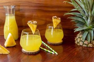 coquetel de abacaxi fresco com abacaxi fresco. conceito de bebida de verão foto