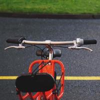 guidão de bicicleta laranja foto