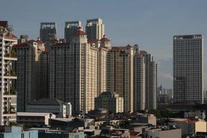 tarde atmosfera dentro a cidade do Jacarta com alta edifícios foto