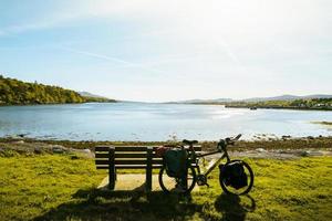 excursão bicicleta conjunto acima com pannier dentro cênico natureza de costa foto