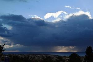 enorme nuvens acima mar dentro patético, Chipre foto