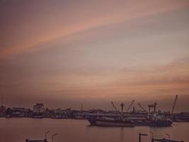 a céu é a milagre do Bangkok às a chao phraya rio. foto