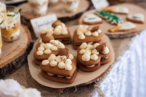 doce feriado bufê com bolos de copo e de outros sobremesas. doce bar. foto