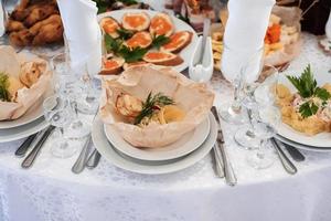 mesa conjunto com luz lanches, canapés e óculos foto