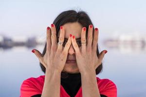 retrato do jovem fêmea atleta é jogando com dela mãos em uma barco dentro a Porto foto