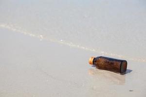 garrafa vazia na praia foto