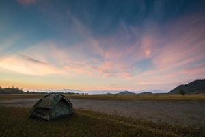 barraca de acampamento ao pôr do sol foto