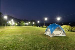 barraca de acampamento com luzes de corda foto