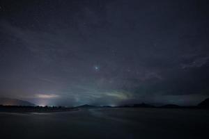 céu noturno estrelado com nuvens foto