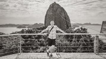 viajante turista posa na montanha do pão de açúcar rio de janeiro brasil. foto