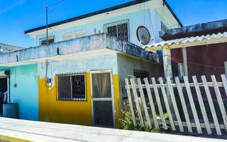 pequeno Vila porta balsa estrada casas pessoas carros chiquila México. foto