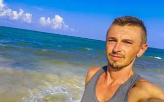 viajante turista masculino na praia tropical playa del carmen méxico. foto