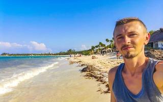 viajante turista masculino na praia tropical playa del carmen méxico. foto