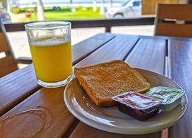 porto escondido Oaxaca México 2022 café da manhã torrada com pequeno manteiga e geléia dentro México. foto