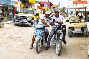 holbox quintana roo México 2021 dois homens em motocicletas Veja para dentro célula telefone holbox México. foto