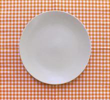 prato branco na toalha de mesa quadriculada