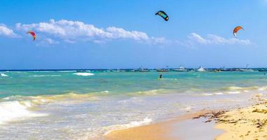 playa del carmen quintana roo méxico 2021 esporte aquático como kitesurf kiteboarding wakeboard playa del carmen méxico. foto