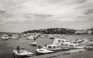 novi vinodolski Primorje Gorski Croácia 2012 de praia às a marina de praia barcos passeio novi vinodolski Croácia. foto