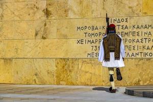 Atenas attica Grécia 2018 monumento túmulo do a desconhecido soldado em sintagma quadrado parlamento construção parada Atenas Grécia. foto