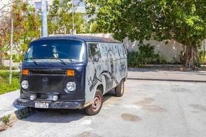 playa del carmen quintana roo méxico 2021 velho preto quebrado sujo vw ônibus volkswagen carro enferrujado méxico. foto