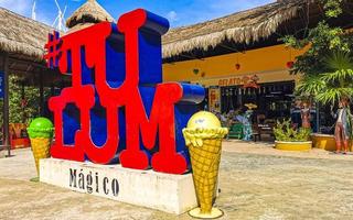 tulum quintana roo méxico 2022 grande letreiro vermelho escrevendo tulum magico no méxico. foto