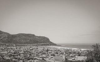 pescar a praia de hoek em false bay turquoise water cape town. foto