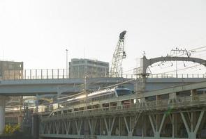 trem na ponte em Tóquio foto