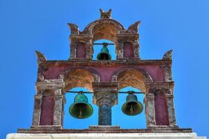 encantador Visão oia Vila em santorini ilha, Grécia. tradicional famoso azul cúpula Igreja sobre a caldeira dentro egeu mar. tradicional azul e branco Cíclades arquitetura. foto