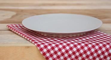 prato na toalha de mesa quadriculada em uma mesa