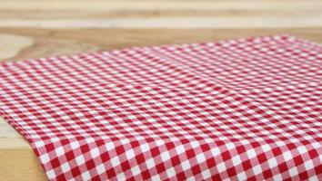 toalha de mesa quadriculada vermelha na mesa foto