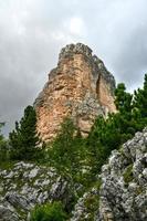 panorâmico panorama do a cinque Torri dentro a dolomite montanhas do Itália. foto