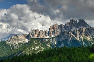 panorâmico panorama do a cinque Torri dentro a dolomite montanhas do Itália. foto