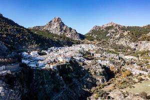 aéreo Visão do a branco espanhol cidade do grazalema dentro Espanha. foto
