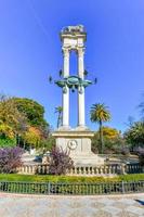 lindo jardim dentro primavera panorama dentro sevilha, Andaluzia, Espanha. Cristóvão Colombo monumento dentro jardineiras de murillo perto real Alcazar de sevilha. foto