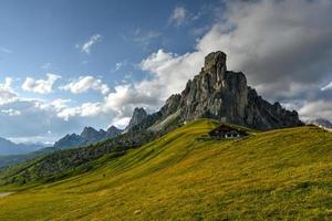 panorâmico Visão do passo giau dentro a dolomite montanhas do Itália. foto