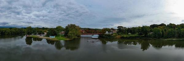 esopus Riacho ponte dentro ulster condado, Novo Iorque. uma através treliça ponte sobre esopus Riacho em nos 9w dentro saugerties, Novo Iorque. foto