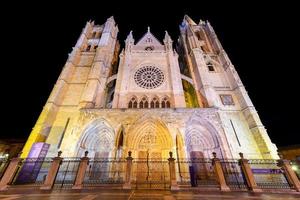 a Principal gótico fachada do leon catedral dentro a noite, Espanha foto