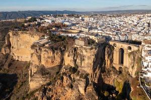 rochoso panorama do ronda cidade com puente nuevo ponte e edifícios, Andaluzia, Espanha foto