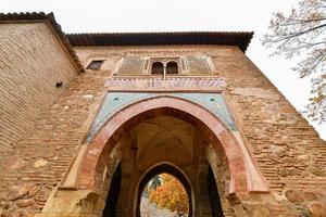 alhambra arco puerta del vino dentro granada do Espanha vinho muçulmano porta foto